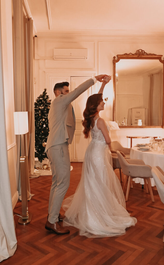 Château Formont Gâteaux : @maquettecreme Photographe : @ff.photographe Vidéaste : @jp_rabier Compositions florales et décoration : @cre_ames_events Décoration et panneau de bienvenue : @in_ovation Maquillage / Coiffure : @ludmila_hair_makeup Vaisselle : @leschaisesroses Papeterie : @mademoisellemouche Cadeaux invités : @monpetitpotdemiel Lettres lumineuses et linge de table : @sono.dary