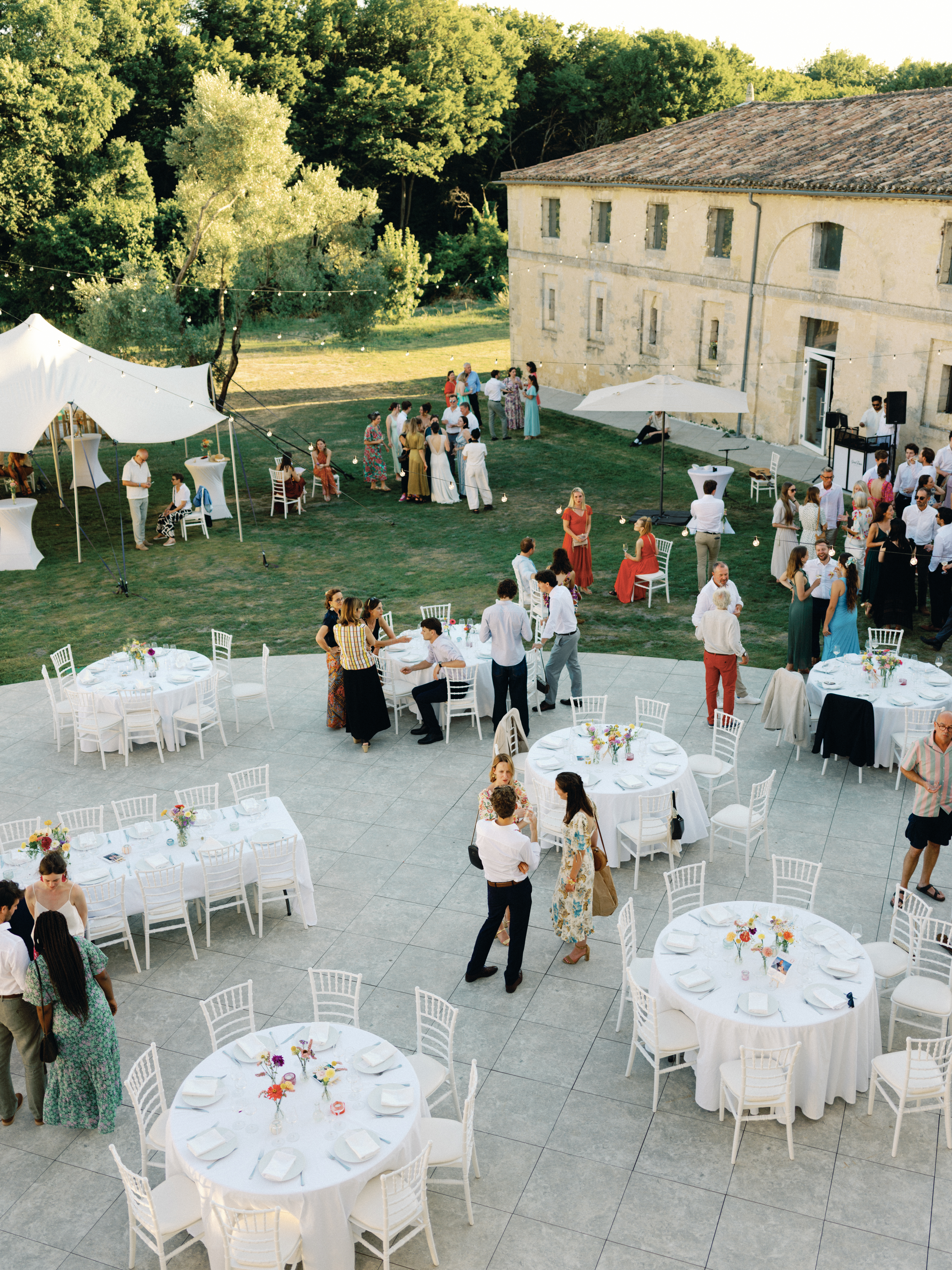 Charlène et Romain diner extérieur chateau FOrmont mariage séminaire