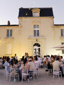 Charlène et Romain diner extérieur chateau FOrmont mariage séminaire
