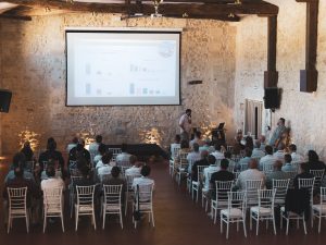 Salle de réunion conférence séminaire entreprise plénière