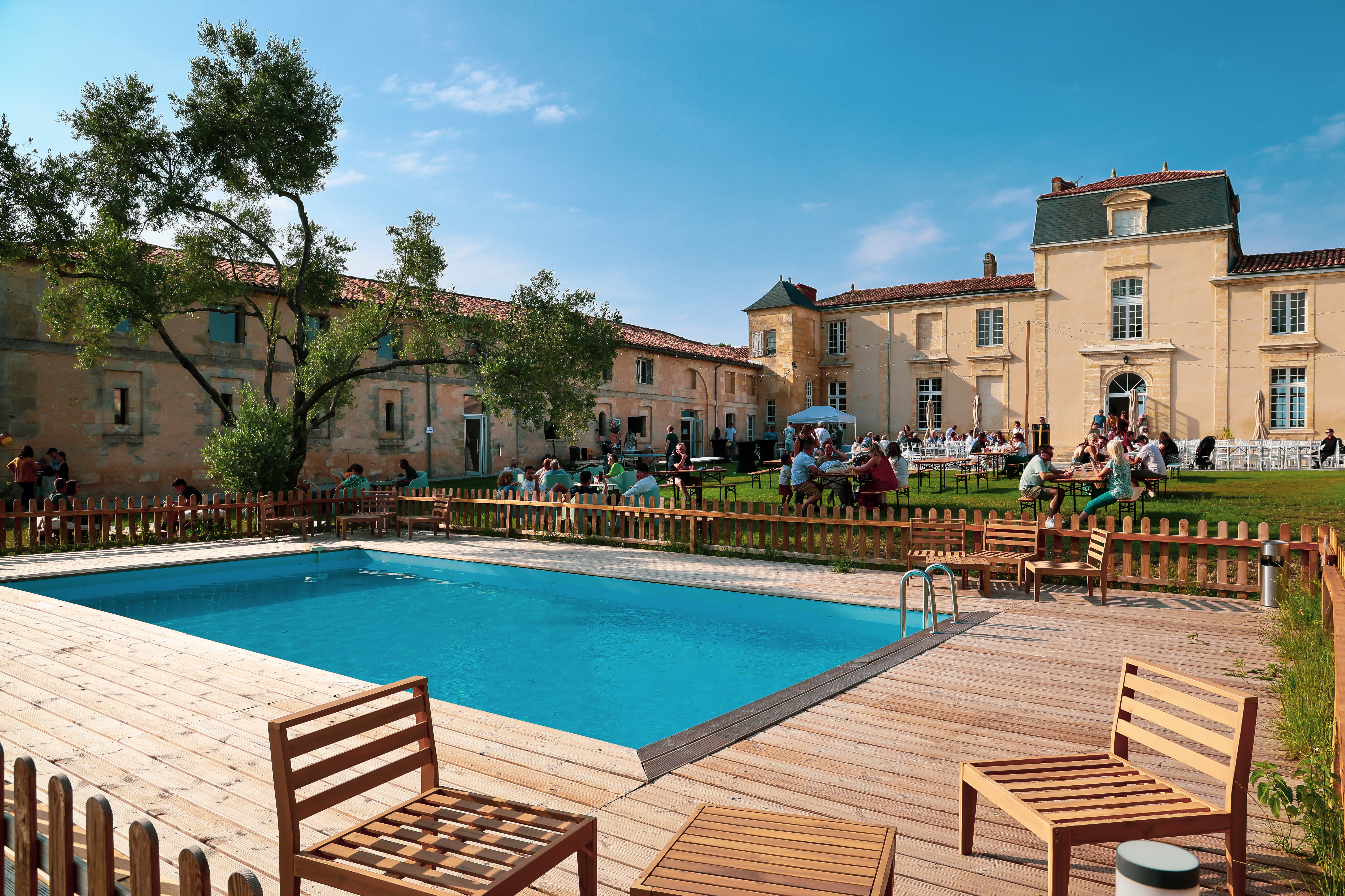 Piscine guinguette terrasse ambarés